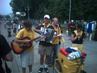 … które umila nam grupa muzyczna w osobach: Ola, kl. Piotr, Mateusz i Hania ;-)